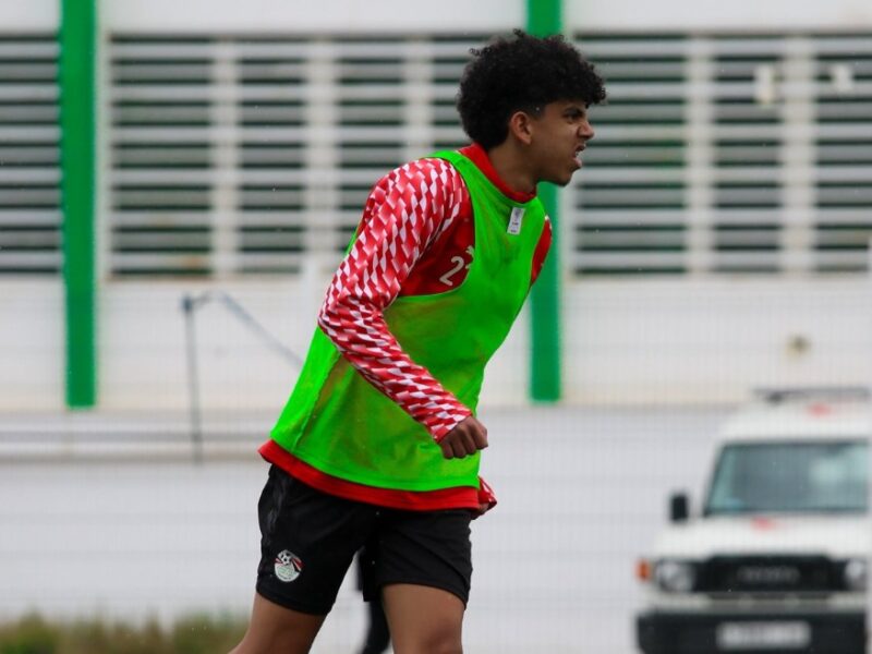 منتخب الناشئين يجري تدريبات مكثفة تحت الأمطار تحضيراً لمواجهة ليبيا في التصفيات الرياضية المقبلة