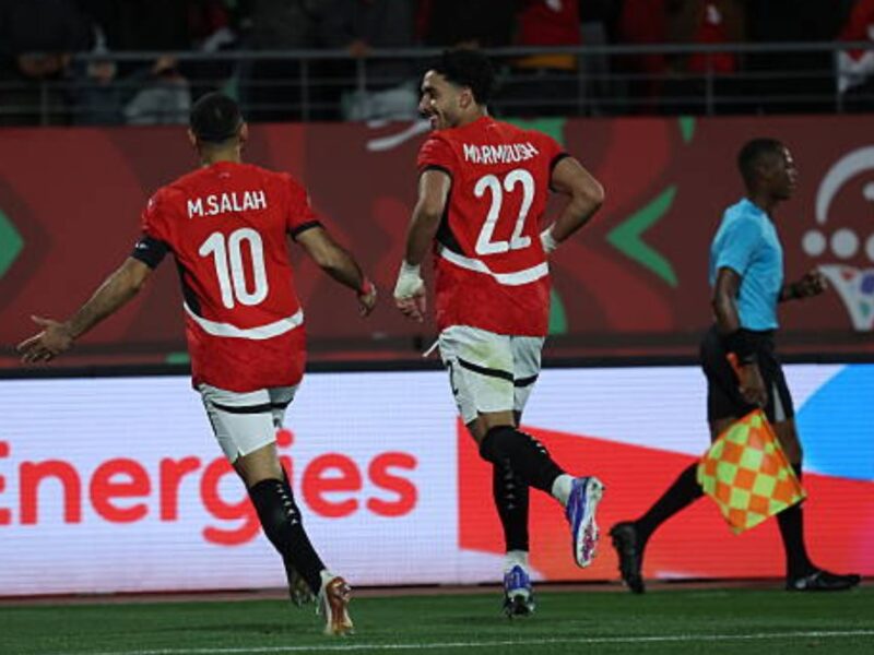 منتخب مصر يستعد لمواجهة إسبانيا مرتديًا الزي الأحمر في مباراة مثيرة تجمع بين الجانبين