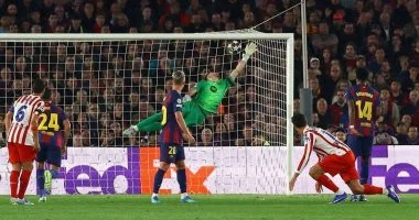 ألفاريز يسجل هدفا عالميا في شباك برشلونة خلال مواجهة مثيرة ضد أتلتيكو مدريد فيديو يبرز اللحظة