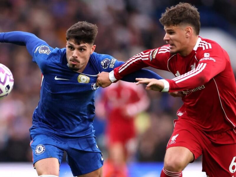 إعادة جدولة مباراة قمة ليفربول امام تشيلسي في الدوري الإنجليزي تضيف إثارة جديدة للمنافسة بين الفرق الكبرى