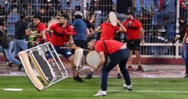 اشتباكات دامية تعكر صفو نصف نهائي الكونفدرالية وتأجيل المباراة لأكثر من 80 دقيقة وسط أجواء متوترة وصور مأساوية