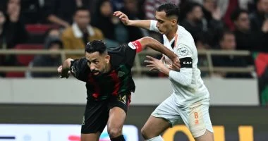 نهضة بركان يتعادل مع الجيش الملكي سلبيا في الشوط الأول في صراع دوري الأبطال المثير