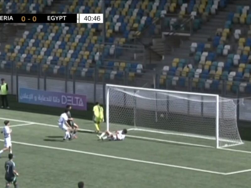 الشوط الأول ينتهي بالتعادل السلبي بين منتخب الناشئين ومنافسه الجزائر في مواجهة مثيرة ومتكافئة