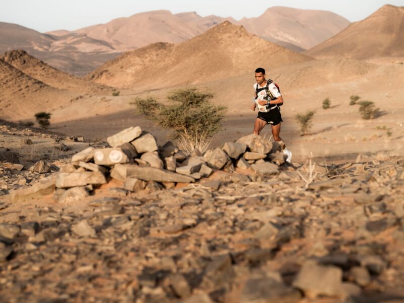 العداء المرابطي يستعيد هيبته ويحقق انتصارا جديدا في ماراثون الرمال التاريخي المليء بالتحديات