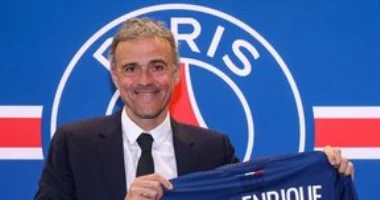 باريس سان جيرمان يقدم عرضاً مغرياً لإنريكي براتب استثنائي لتجديد عقده ومواصلة النجاح الرياضي