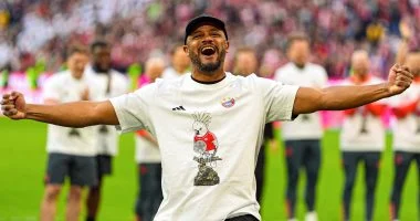 ببغاء الكوكاتو يشعل الأجواء في احتفالات بايرن ميونخ بلقب الدوري وسط تفاعل الجماهير في مشهد رائع