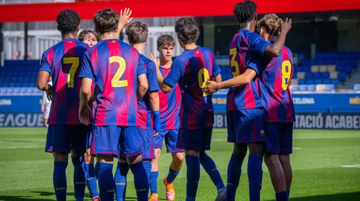 برشلونة يستمر في السيطرة على الدوري تحت أنظار حمزة عبدالكريم بتسجيله هدفين في شباك كورنيلا