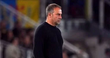 برشلونة يعلن رسميًا عن تجديد عقد فليك حتى عام 2028 ليبدأ عهده الجديد في قيادة الفريق