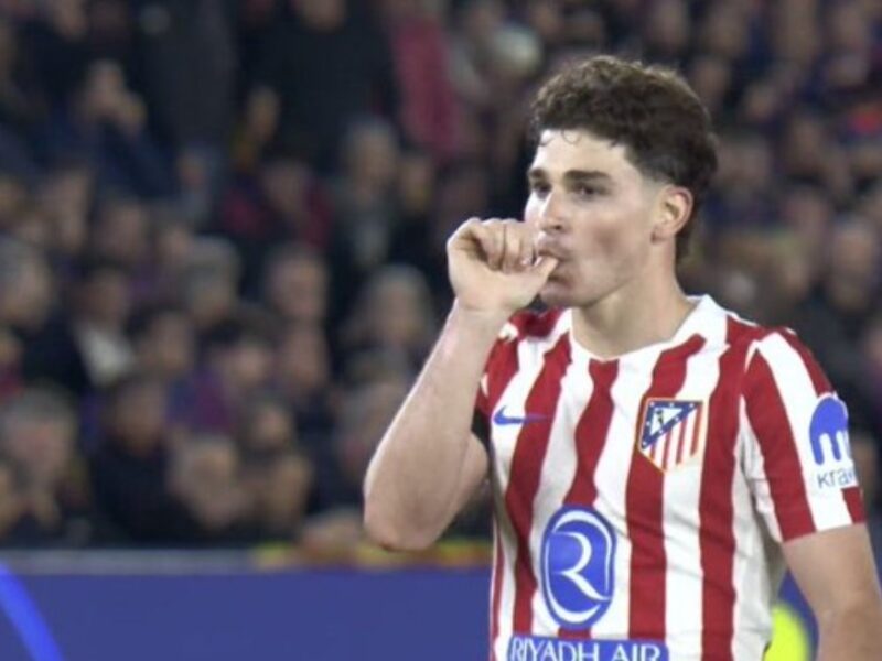 بعد طرد كوبارسي أتلتيكو مدريد يتقدم في الشوط الأول بهدف مقابل لا شيء أمام برشلونة في مواجهة مثيرة