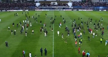 تأجيل انطلاق نصف نهائي الكونفدرالية نتيجة اقتحام الجماهير لأرض الملعب وسط أجواء مشحونة بالتوتر والترقب