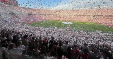 جماهير ريفر بلايت وبوكا جونيورز تشعل أجواء السوبر كلاسيكو وترسم لحظات لا تنسى في المدرجات