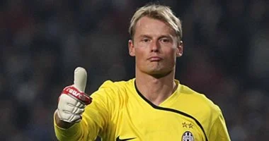 حادث مفجع يودي بحياة حارس أرسنال ويوفنتوس السابق ويترك جماهير كرة القدم في حالة من الحزن والأسى