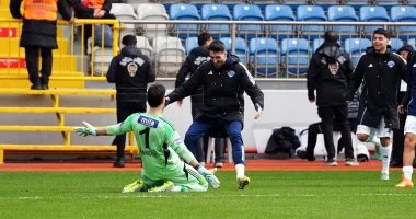 حارس مرمى تركي يبهر الجماهير بتسجيل هدف مذهل من مسافة 75 مترا في مباراة مثيرة بالدوري التركي