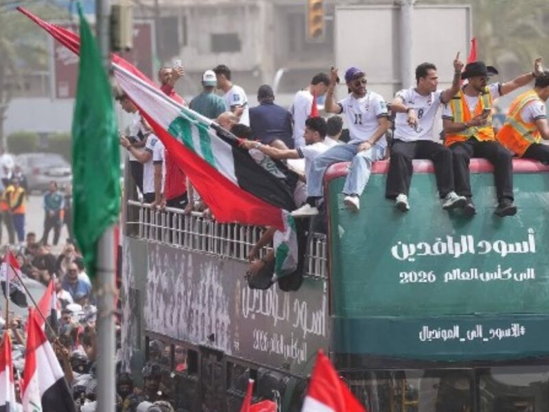 حشود جماهير العراق تحتفل بشكل تاريخي بتأهل أسود الرافدين إلى كأس العالم وسط عطلة رسمية مميزة