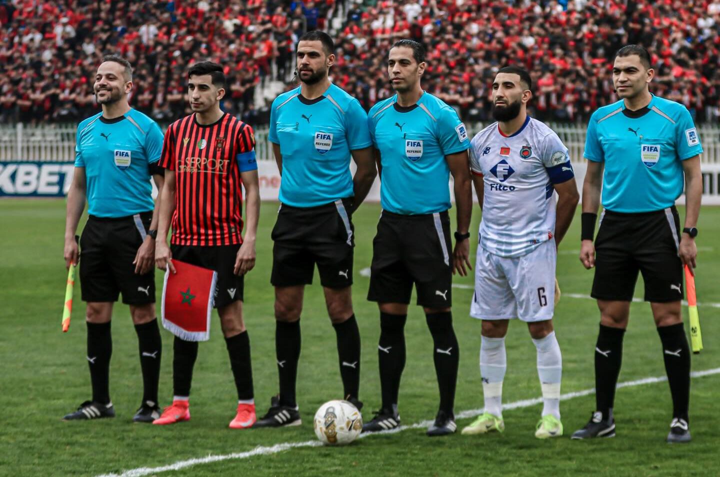 حشود جماهيرية تقتحم ملعب المسيرة مما يؤدي إلى تأجيل نهائي كأس الكاف في أحداث غير مسبوقة