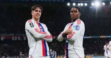 خسارة مفاجئة لبي أس جي أمام أولمبيك ليون بركلات ثنائية في الدوري الفرنسي وتأثيرها على مسيرة الفريق