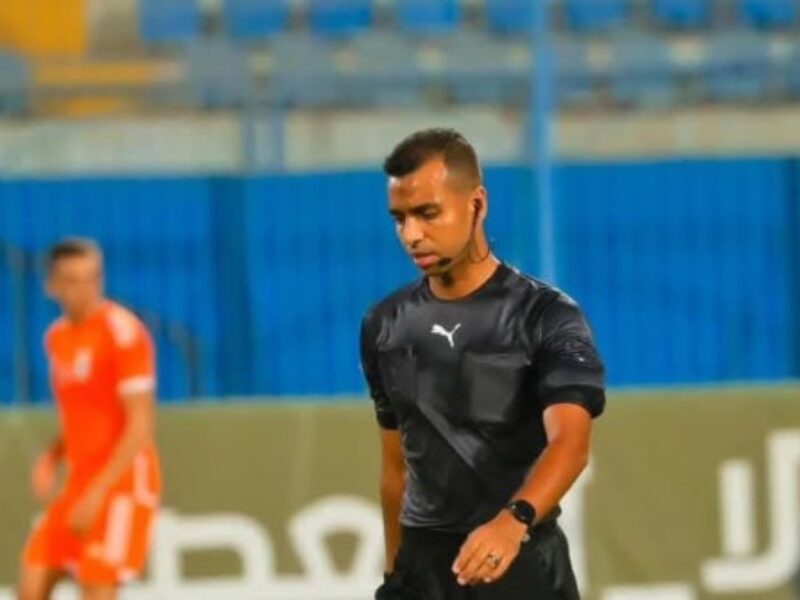 دموع وأحضان وإصابات مؤلمة تروي أحداث سقوط الحكم في قلب الملعب وسط صراخ الجماهير ودهشة المشاهدين