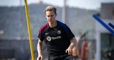 دي يونج يسعى لتحقيق إنجاز تاريخي جديد مع برشلونة خلال مسيرته الكروية المميزة والساحرة في عالم المستديرة