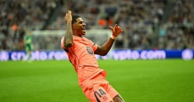 راشفورد يقترب من اتخاذ قرار البقاء في برشلونة بعد انتهاء مهلة مانشستر يونايتد الحاسمة للمفاوضات