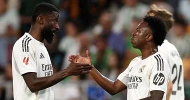 ريال بيتيس يواجه الريال الذي يتقدم بهدف من فينيسيوس في الشوط الأول في مباراة مثيرة ومليئة بالإثارة