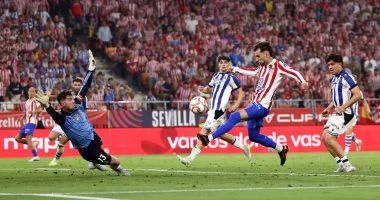 ريال سوسيداد يتوج بلقب كأس إسبانيا للمرة الرابعة بعد تفوقه المثير على أتلتيكو مدريد في النهائي