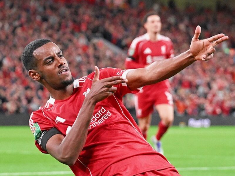 سلوت يعلن عن بشرى سارة لعشاق الريدز مع قرب عودة إيزاك إلى نادي ليفربول قريبًا