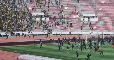 شغب جماهيري واشتباكات عنيفة تسيطر على أجواء مباراة الجيش الملكي والرجاء في الكلاسيكو التاريخي