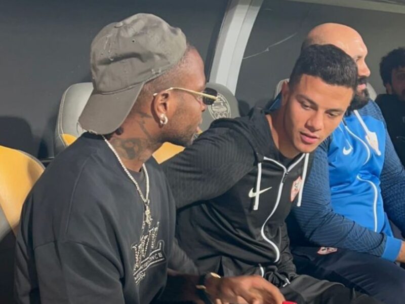 شيكو بانزا يدعم الزمالك من على دكة البدلاء في مواجهة المصري بينما تشتعل أجواء المباراة
