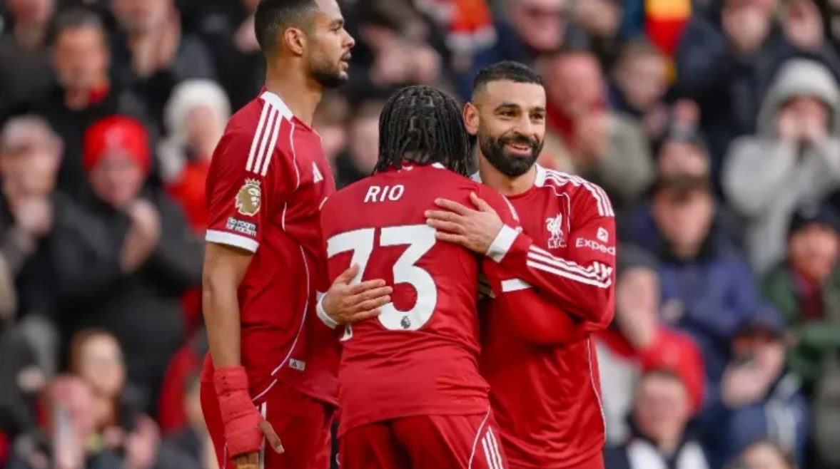 صلاح يتألق في تشكيل ليفربول المشتعل خلال مواجهة إيفرتون الحاسمة في الدوري الإنجليزي الممتاز