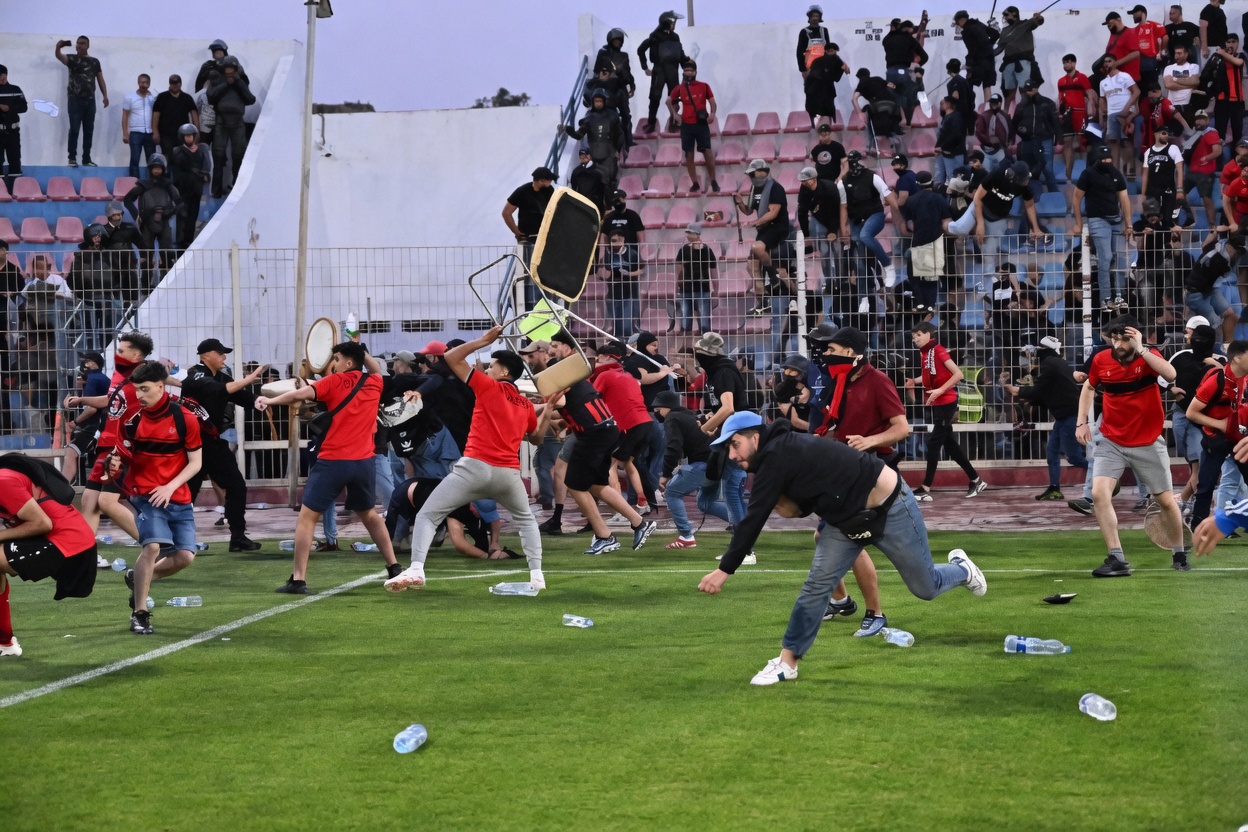 عقوبات صارمة تلوح في الأفق بعد تحقيق الكاف بشأن الأحداث المثيرة في مباراة آسفي واتحاد العاصمة