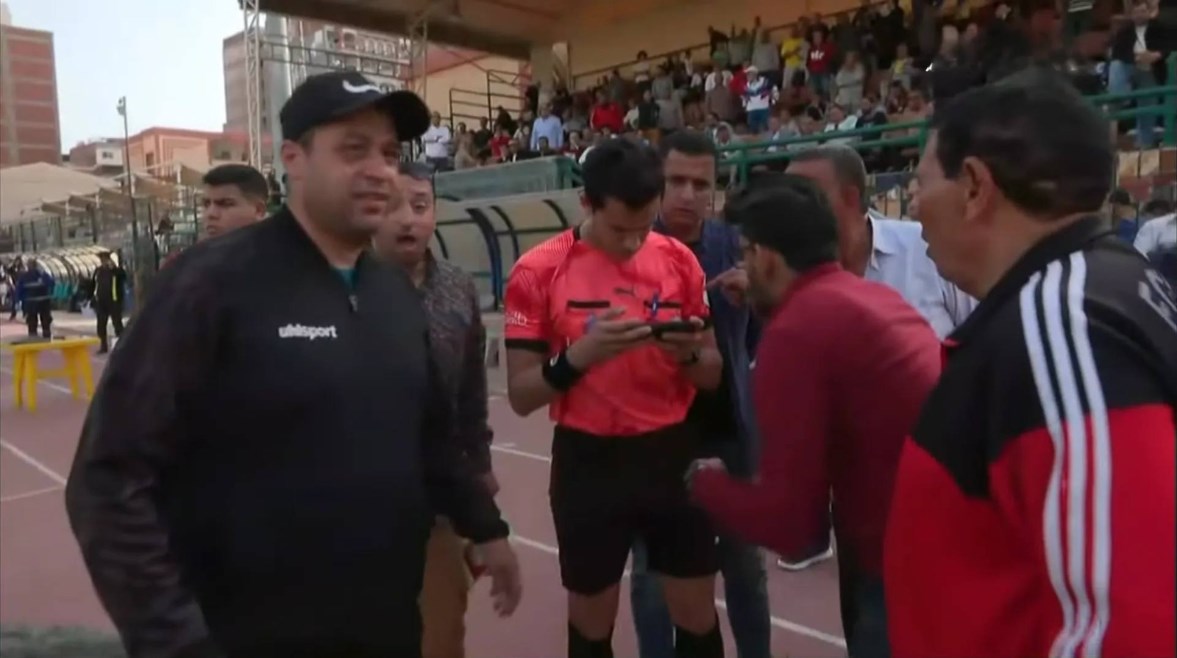 غرائب التحكيم تتجسد في موبايل طنطا ومخمور ألمانيا وإنذار اللاعب ثلاث مرات في مباراة واحدة