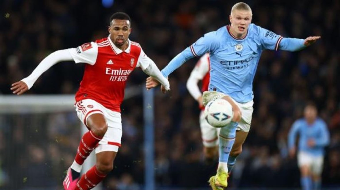 فرص فريق أرسنال في المنافسة على لقب الدوري الإنجليزي بعد الخسارة المفاجئة أمام فريق مانشستر سيتي