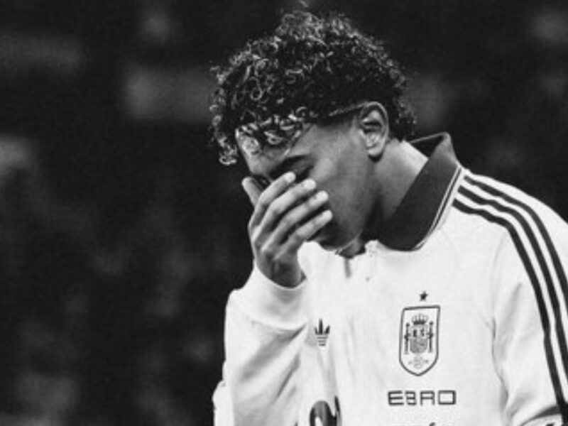 فينيسيوس يتضامن مع لامين يامال خلال مباراة مصر وإسبانيا في مواجهة الهتافات العنصرية المستنكرة