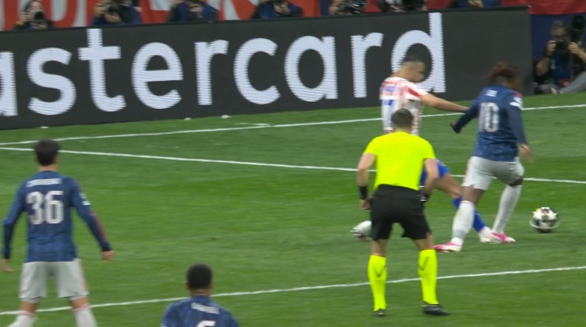 قمة أوروبية مثيرة تنتهي بتعادل إيجابي في مواجهة ملحمية بين أتلتيكو مدريد وأرسنال في ملعب واندا متروبوليتانو