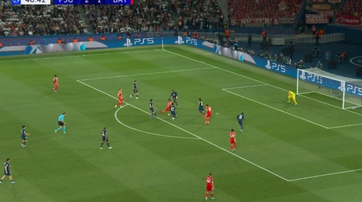 قمة مثيرة بين باريس وبايرن تسفر عن خمسة أهداف في شوط أول مشوق بدوري أبطال أوروبا