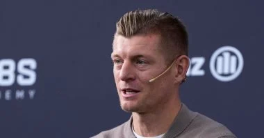 كروس يتحدث عن تفاصيل عودته الحماسية إلى ريال مدريد وكواليس خيبة برشلونة في المنافسات الأوروبية