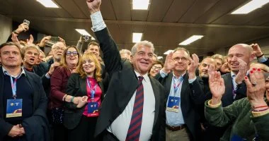 لقاء الأمل يتجدد أتلتيكو مدريد يواجه برشلونة ولابورتا يرافق الفريق في رحلة التحدي نحو العاصمة