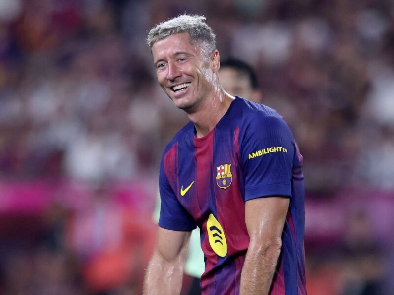 ليفاندوفسكي يتأمل عرض برشلونة ويتجه نحو حسم مصيره الرياضي بنهاية الشهر الجاري وسط توقعات كبيرة