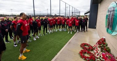 ليفربول يحتفل بذكري ضحايا هيلزبره بحضور نجم الفريق محمد صلاح في مناسبة مؤثرة وجميلة