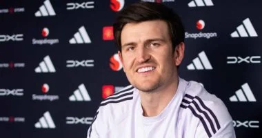 مانشستر يونايتد يضمن بقاء هاري ماجواير ضمن صفوفه بتجديد عقده حتى عام 2027 لتعزيز خط الدفاع