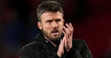 مايكل كاريك يقترب من التوقيع على عقد دائم مع مانشستر يونايتد لتعزيز مستقبله مع الفريق بناء على الأداء المتميز