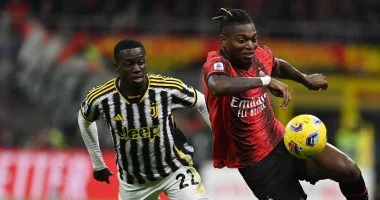 مباراة مليئة بالإثارة بين ميلان ويوفنتوس في قمة الدوري الإيطالي في مواجهة شغف جماهيري لا مثيل له