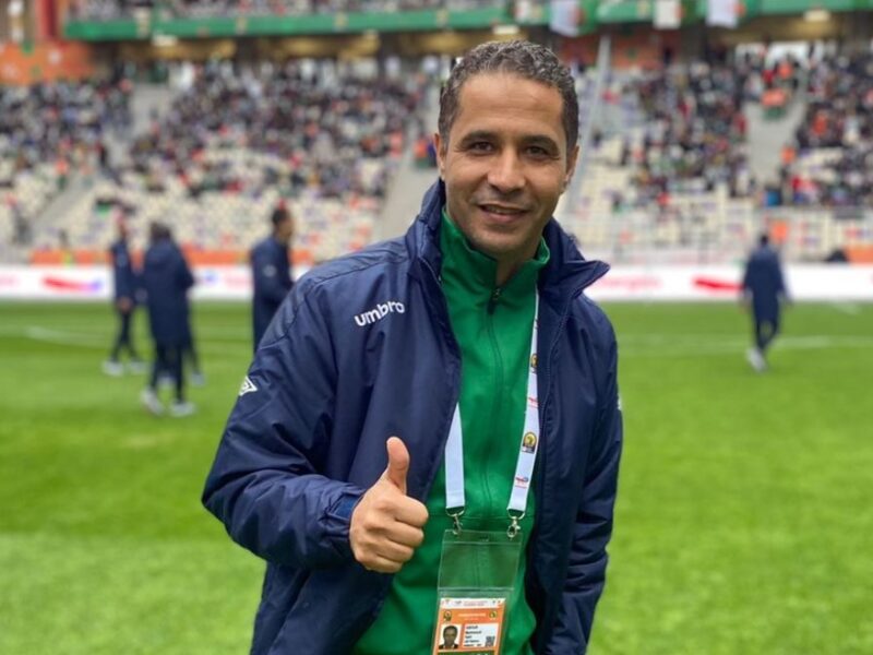 محمود عاشور يثير الجدل بكسر بروتوكول التحكيم خلال مباراة الأهلي وسيراميكا مما فاجأ الجميع بالأحداث المدهشة