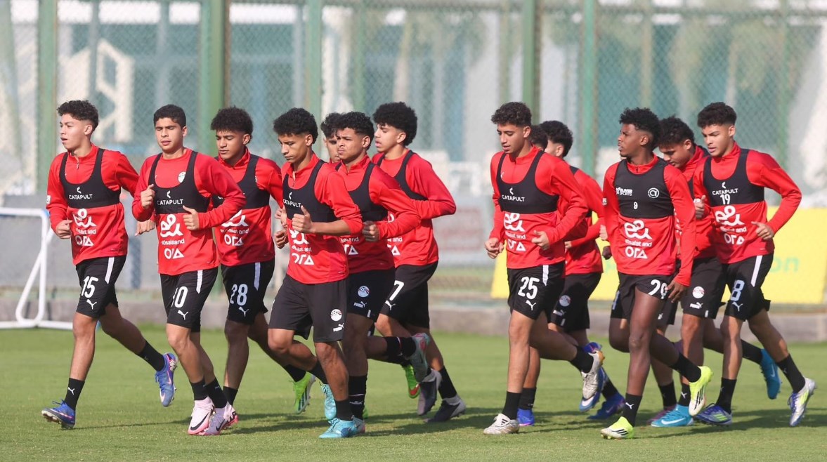 منتخب الناشئين يواصل تدريباته المكثفة بحضور عصام الحضري استعداداً لخوض منافسات كأس الأمم الأفريقية المقبلة