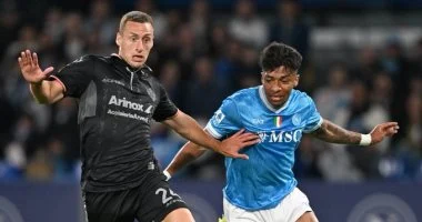 نابولي يحقق انتصارًا ساحقًا على كريمونيسي بثلاثية مذهلة خلال الشوط الأول ويعزز آماله في البطولة