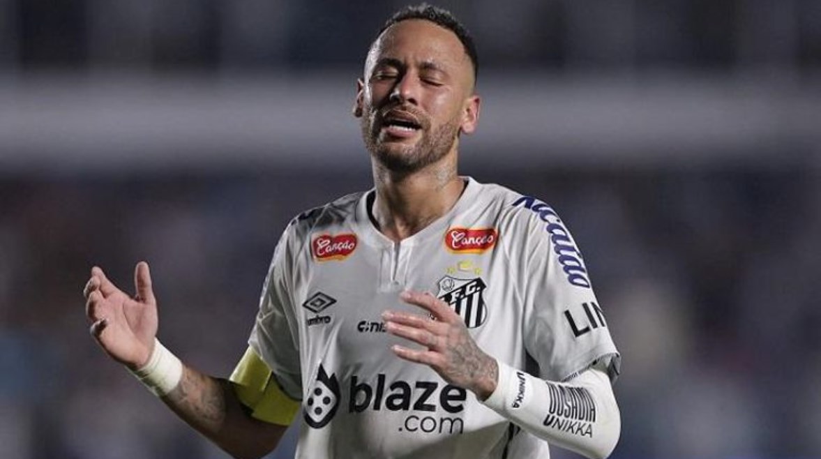 نيمار يعبّر عن غضبه بسبب حكة أذنه وينتقد الإعلام بكلمات نارية تجاوزت جميع الحدود والتوقعات