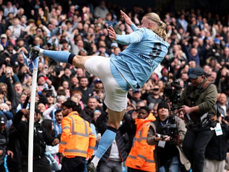 هالاند يواصل تألقه بإحراز هدفين في شباك ليفربول ومانشستر سيتي ينهي الشوط الأول في الصدارة