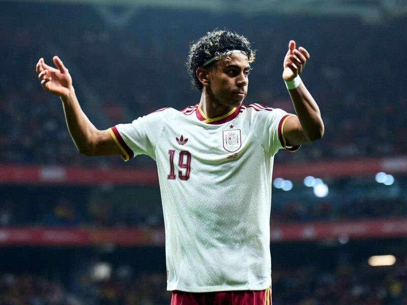 يامال يدين تصرفات الجماهير الإسبانية ويصف الهتافات العنصرية بأنها اعتداء على القيم الإنسانية والرياضة