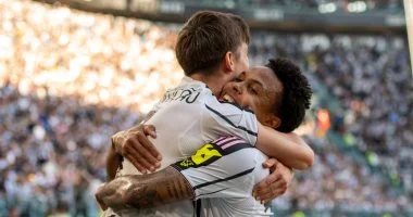 يوفنتوس يتفوق على جنوى بفارق هدفين في الشوط الأول في مباراة مثيرة تميزت بالأداء الرائع