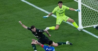 الهلال يتوج بلقب كأس خادم الحرمين الشريفين بفوز مثير على الخلود بهدفين دون رد في مباراة حماسية